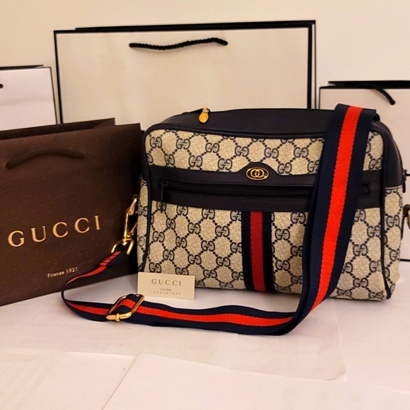 Gucci Handbags - Gucci GG Supreme Crossbody Zip Bag Unisex